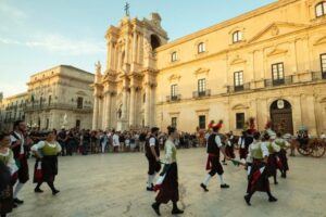 Moda: fede, famiglia e Sicilia: la formula di Dolce e Gabbana alla sfilata in Piazza Duomo a Siracusa