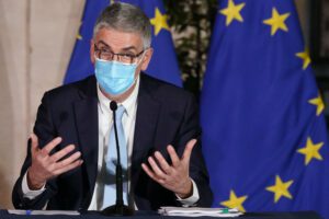 Covid, Brusaferro: “Omicron può uccidere anziani e fragili. Non bisogna prenderlo sotto gamba”