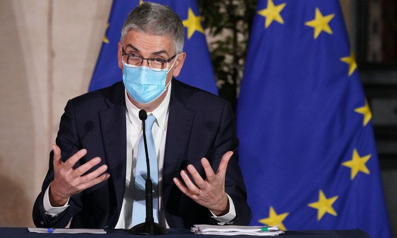 Covid, Brusaferro: “Omicron può uccidere anziani e fragili. Non bisogna prenderlo sotto gamba”