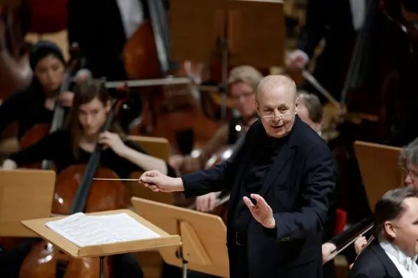 Muore sul podio direttore d’orchestra ungherese: si esibiva al Teatro Nazionale di Monaco di Baviera