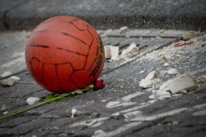 Firenze, recupera il pallone sul tetto e crolla la copertura: gravissimo 14enne