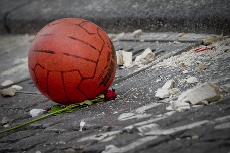 Firenze, recupera il pallone sul tetto e crolla la copertura: gravissimo 14enne