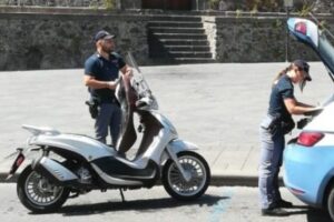 Adrano, 48enne senza patente guida un ciclomotore rubato: denunciato