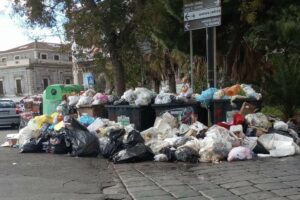 Catania invasa dai rifiuti, Fabbrica: “Intervenga l’esercito per pulire e sanificare strade e piazze cittadine”
