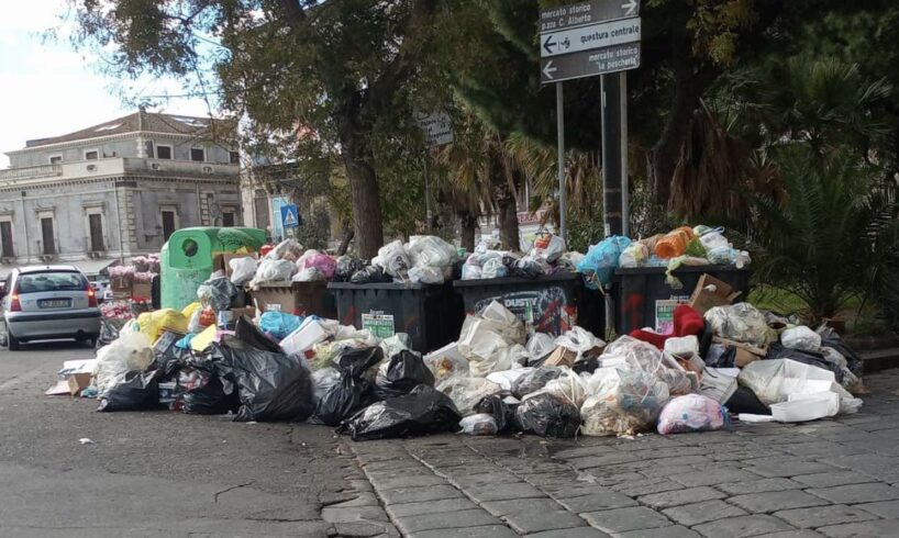 Catania invasa dai rifiuti, Fabbrica: “Intervenga l’esercito per pulire e sanificare strade e piazze cittadine”