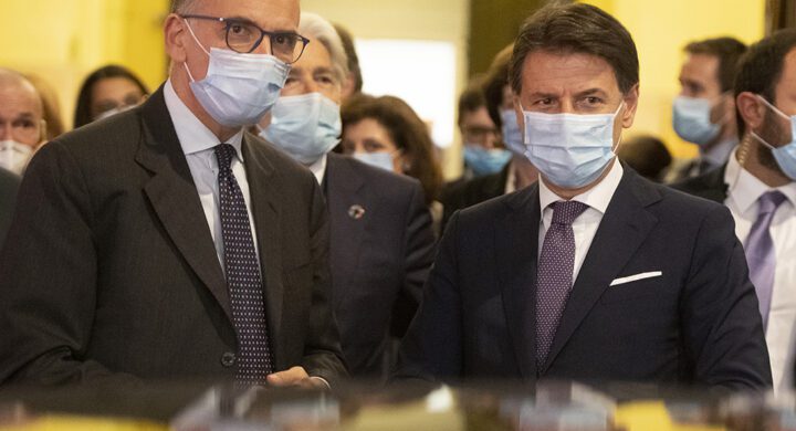 C’era una volta il campo largo, Letta e Conte archiviano l’alleanza. E per Grillo i due mandati sono la luce nelle tenebre