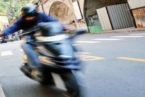 Catania, tenta la fuga in scooter tra le auto: pusher 27 arrestato in flagranza