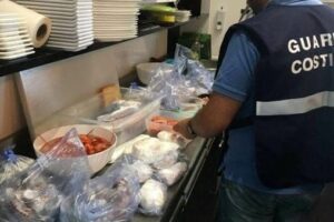 Acireale, pesce sequestrato in due ristoranti di Capomulini: sanzioni per 3 mila euro
