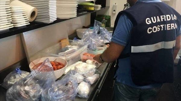 Acireale, pesce sequestrato in due ristoranti di Capomulini: sanzioni per 3 mila euro