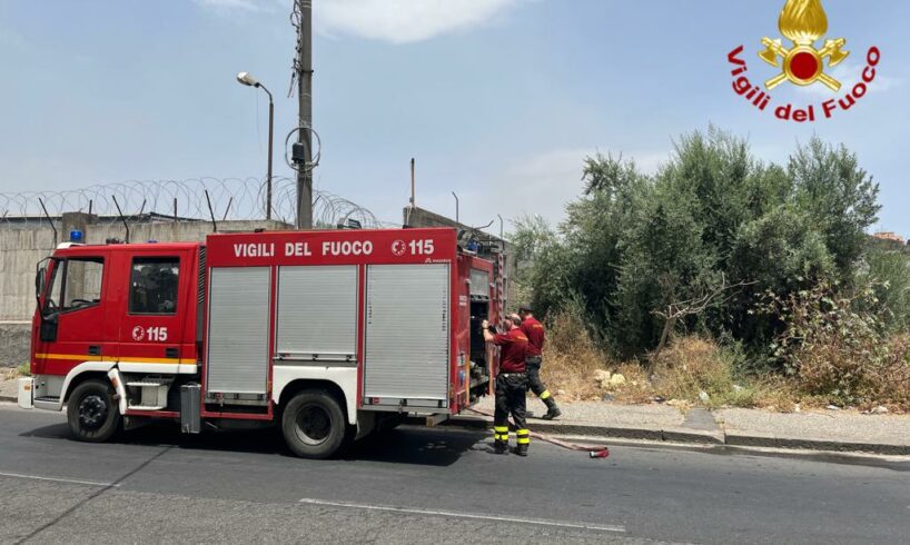 Incendi nel Catanese, Vigili del Fuoco al lavoro anche di notte: 35 interventi in tutta la provincia