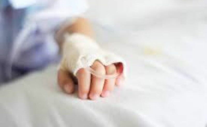 Catania, bimbo di 4 anni in fin di vita a causa di un batterio. L’accusa dei familiari: “Ha preso l’infezione in ospedale”