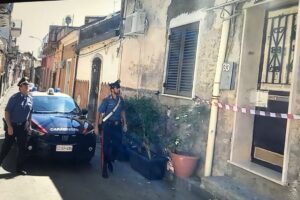 Giarre, la donna trovata morta in casa. La Procura etnea: “Anomalie comportamentali del convivente fermato. Rilevata ingiustificata pulizia dei luoghi” (VIDEO)
