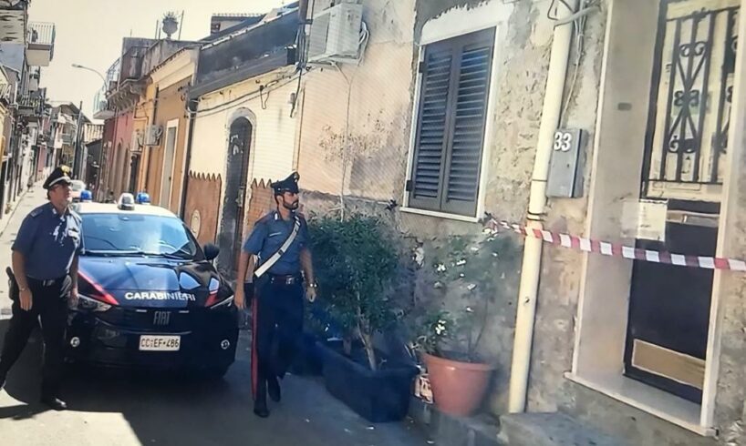 Giarre, la donna trovata morta in casa. La Procura etnea: “Anomalie comportamentali del convivente fermato. Rilevata ingiustificata pulizia dei luoghi” (VIDEO)