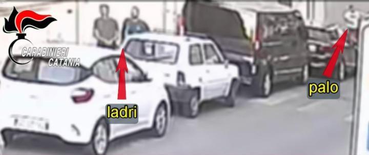 Catania, tentano di rubare una Hyundai in via Vezzosi ma i carabinieri rovinano la festa: 3 persone arrestate (VIDEO)
