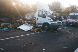 Adrano, incidente all’alba nei pressi dello Stadio dell’Etna: Mercedes si scontra con furgone. I feriti sono 4