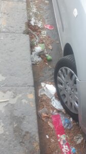 Paternò, lo scempio di Piazza Vittorio Veneto: rifiuti, mobili abbandonati e nessuno fa niente