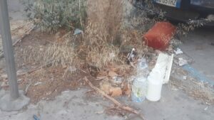 Paternò, lo scempio di Piazza Vittorio Veneto: rifiuti, mobili abbandonati e nessuno fa niente