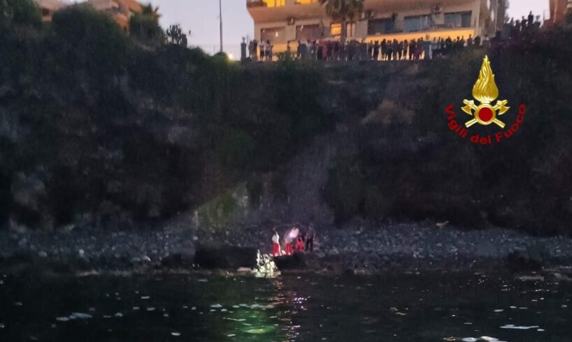 Aci Castello, cadavere di un 70enne incagliato sulla scogliera: da accertare le cause della morte