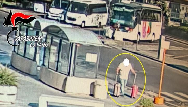 Catania, 49enne ‘manolesta’ di Licata ruba due valigie incustodite: i filmati di videosorveglianza lo inchiodano