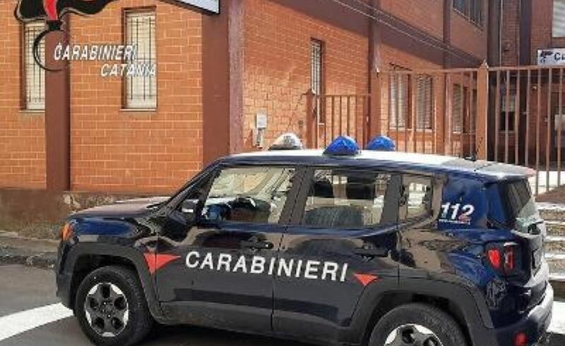 Grammichele, 79enne tenta il suicidio: carabiniere lo salva mentre sta per lanciarsi dal balcone
