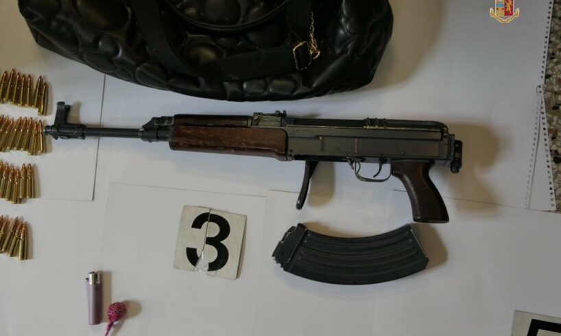 Catania, pregiudicato nascondeva un kalashnikov nel garage: con lui arrestato un altro uomo