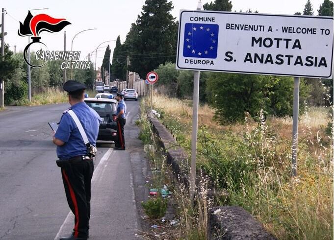 Motta S. Anastasia, spacciatore 44enne ai domiciliari getta la ‘coca’ nel water: arrestato