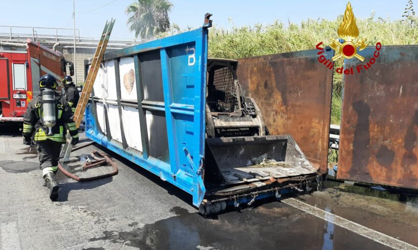 Catania, fiamme nel container di un camion: i Vigili del Fuoco spengono l’incendio