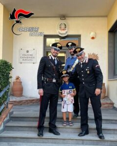 Riposto, il sorriso ritrovato di Jader: festeggia i 5 anni nella sede dell’Arma