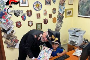 Riposto, il sorriso ritrovato di Jader: festeggia i 5 anni nella sede dell’Arma