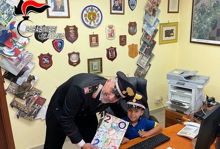 Riposto, il sorriso ritrovato di Jader: festeggia i 5 anni nella sede dell’Arma