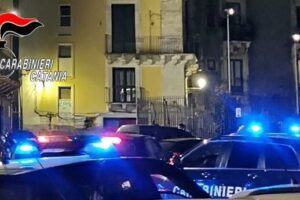 Catania, a fari spenti nella notte inseguito dai militari: 20enne senza fissa dimora semina il panico in via di Sangiuliano