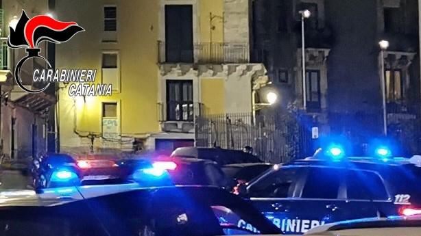 Catania, a fari spenti nella notte inseguito dai militari: 20enne senza fissa dimora semina il panico in via di Sangiuliano