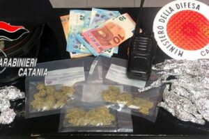 Catania: tracolla con dosi di droga, soldi e ricetrasmittente: ecco il kit del ‘perfetto spacciatore’. Un minore arrestato