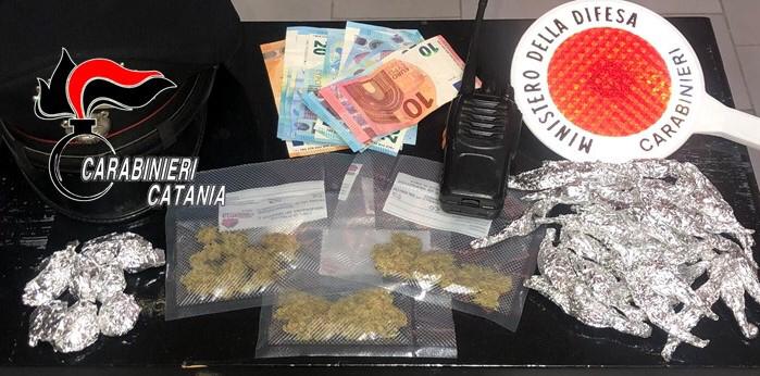 Catania: tracolla con dosi di droga, soldi e ricetrasmittente: ecco il kit del ‘perfetto spacciatore’. Un minore arrestato
