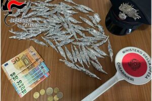 Paternò, pusher 21enne nascondeva la droga lungo viale Kennedy: arrestato in flagranza
