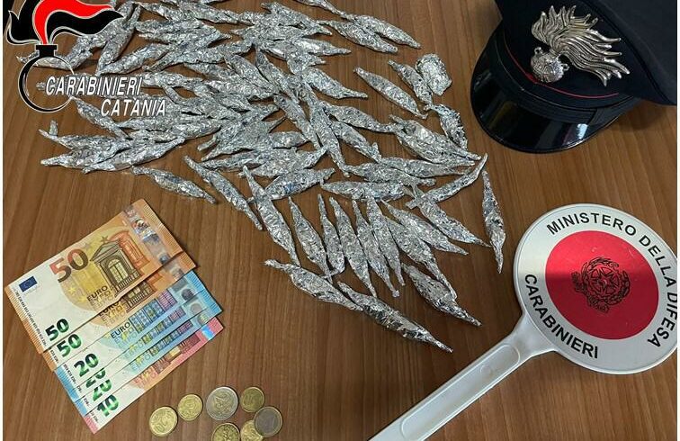 Paternò, pusher 21enne nascondeva la droga lungo viale Kennedy: arrestato in flagranza