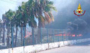San Gregorio di Catania, incendio vicino a un negozio di moto: coinvolti decine di mezzi