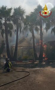 San Gregorio di Catania, incendio vicino a un negozio di moto: coinvolti decine di mezzi