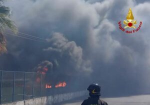 San Gregorio di Catania, incendio vicino a un negozio di moto: coinvolti decine di mezzi
