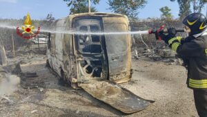 San Gregorio di Catania, incendio vicino a un negozio di moto: coinvolti decine di mezzi