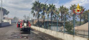 San Gregorio di Catania, incendio vicino a un negozio di moto: coinvolti decine di mezzi
