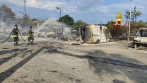 San Gregorio di Catania, incendio vicino a un negozio di moto: coinvolti decine di mezzi