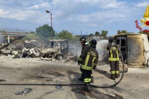 San Gregorio di Catania, incendio vicino a un negozio di moto: coinvolti decine di mezzi