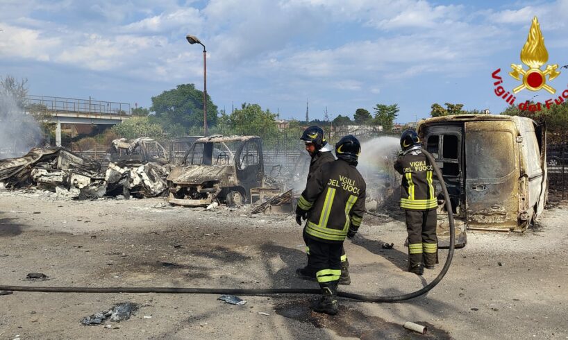 San Gregorio di Catania, incendio vicino a un negozio di moto: coinvolti decine di mezzi