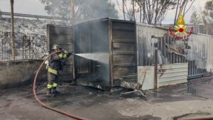 San Gregorio di Catania, incendio vicino a un negozio di moto: coinvolti decine di mezzi