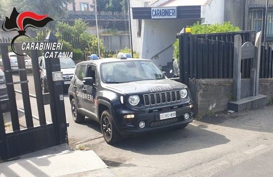 Belpasso, 34enne fa incetta di liquori e dichiara false generalità: denunciata