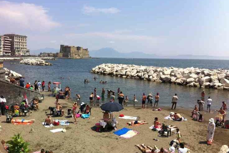 Vamos all’app-laya, nelle spiagge libere di Napoli un’applicazione regola l’ingresso dei fruitori