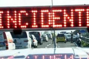 A18/Dir, carreggiata chiusa al traffico dopo incidente: coinvolti quattro veicoli e una moto