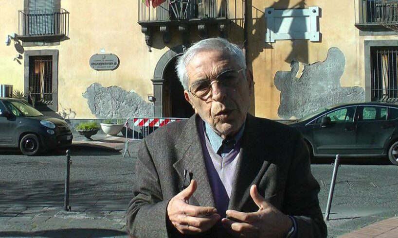 Paternó, nella chiesa Santa Barbara l’addio della città al ‘professore’ Tomasello: numerose testimonianze d’affetto