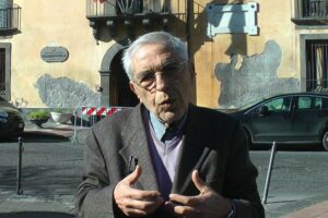 Paternó, nella chiesa Santa Barbara l’addio della città al ‘professore’ Tomasello: numerose testimonianze d’affetto